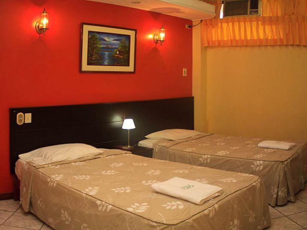 Hotel & Suites La Posada De Lobo Икитос Экстерьер фото