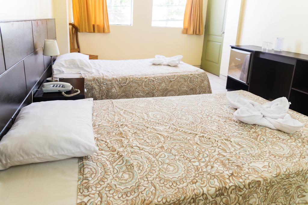 Hotel & Suites La Posada De Lobo Икитос Экстерьер фото