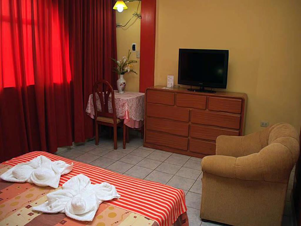 Hotel & Suites La Posada De Lobo Икитос Номер фото